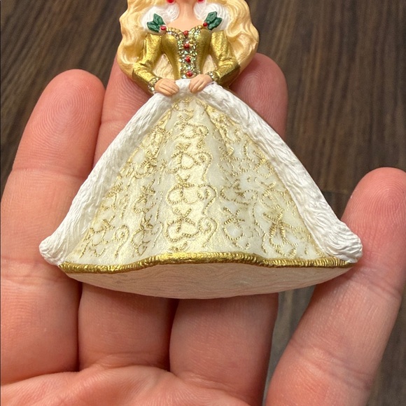 Vintage 1996 Hallmark Christmas Barbie Figurine - Picture 4 of 4